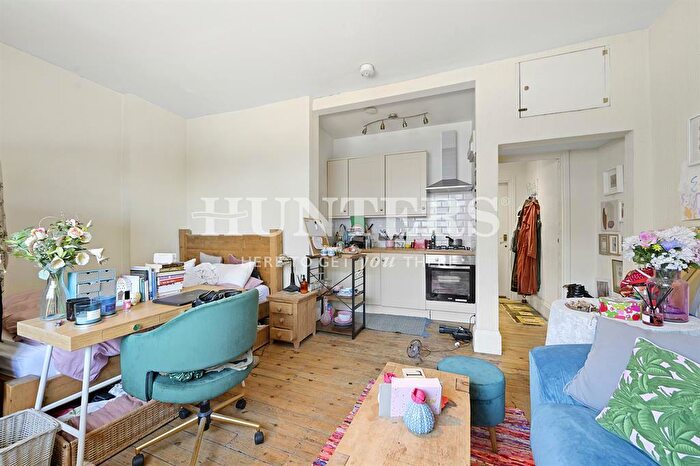 Flat To Rent In Ballards Lane, London, N12
