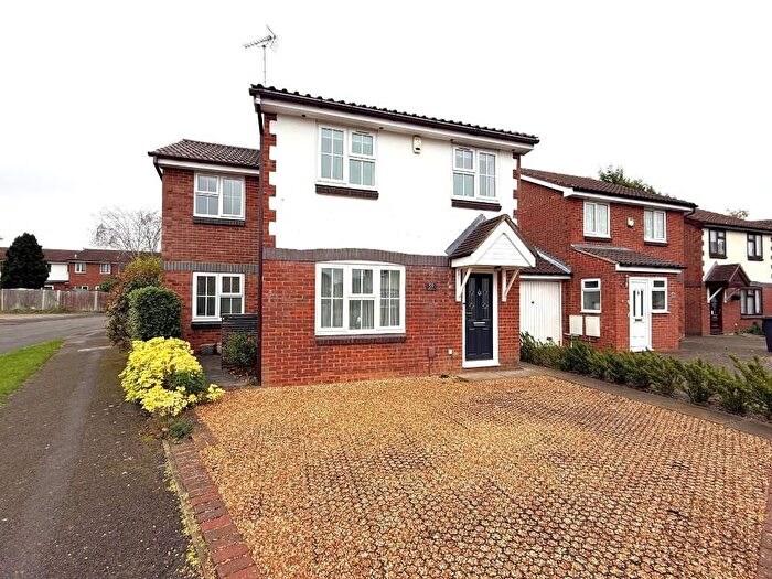 3 Bedroom Detached House For Sale In Hawkfields, Bushmead, Luton, Bedfordshire, LU2