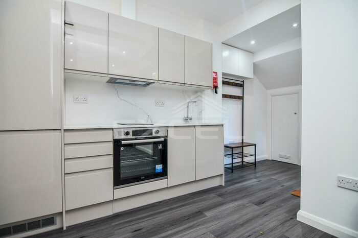 Studio To Rent In Canfield Gardens, South Hampstead, London, NW6