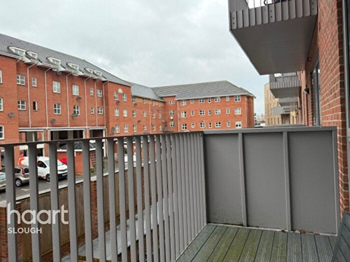 2 Bedroom Apartment For Sale In Petersfield Avenue, Slough, SL2