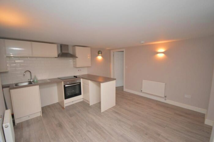 1 Bedroom Flat To Rent In South Street, Pennington, Lymington, Hampshire, SO41