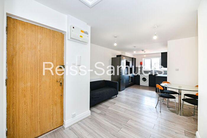 3 Bedroom Flat To Rent In Ambassador Square, London, E14
