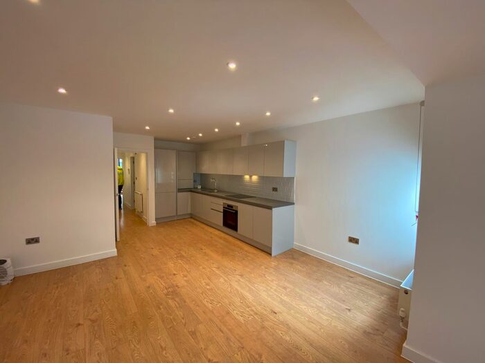 2 Bedroom Flat To Rent In High Street, Hounslow, TW3