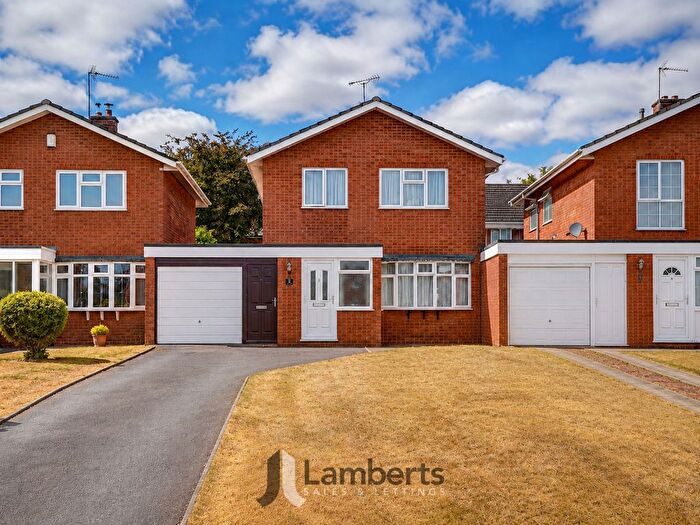 3 Bedroom Detached House For Sale In Albury Road, Studley, B80