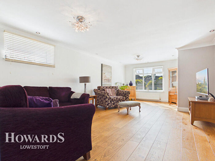 3 Bedroom Detached House For Sale In Oatlands Close, Carlton Colville, NR33