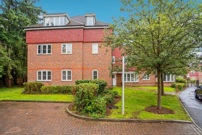 2 Bedroom Flat To Rent In Hedgerley Lane, Gerrards Cross, Buckinghamshire, SL9
