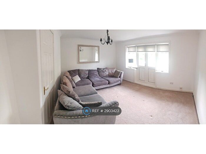 3 Bedroom Flat To Rent In Kerrycroy St, Glasgow, G42