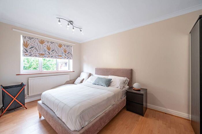 2 Bedroom Flat For Sale In Henry Road, New Barnet, Barnet, EN4