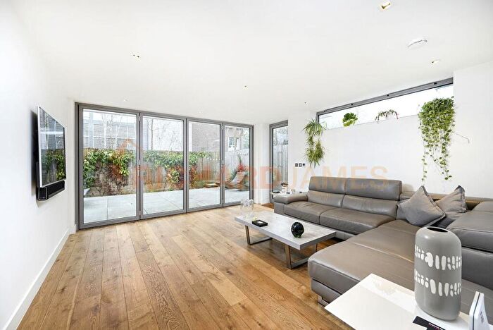 2 Bedroom Apartment To Rent In Goodwyn Avenue, Mill Hill, NW7