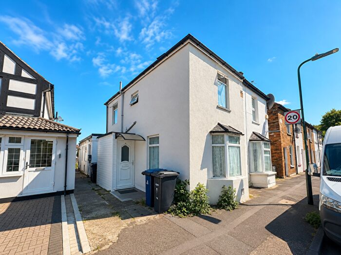 3 Bedroom Cottage For Sale In The Common, Southall, UB2