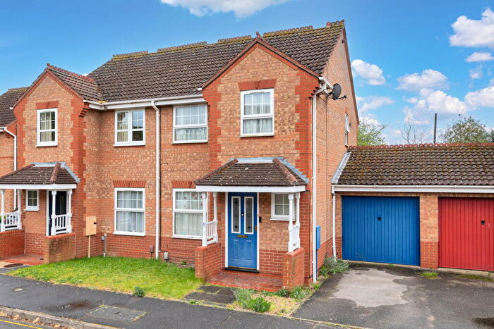 3 Bedroom End Of Terrace House For Sale In Lodge Close, Huntingdon, PE29