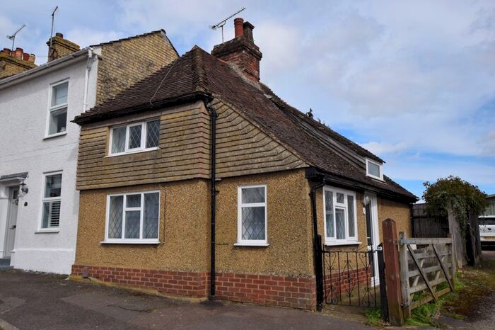 2 Bedroom Cottage To Rent In South Street, Barming, Maidstone, ME16
