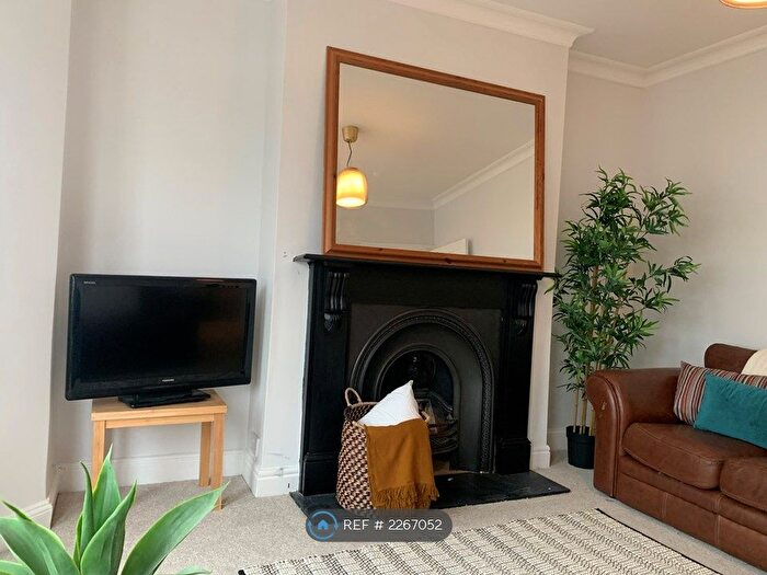 3 Bedroom Flat To Rent In Revelstoke Road, London, SW18