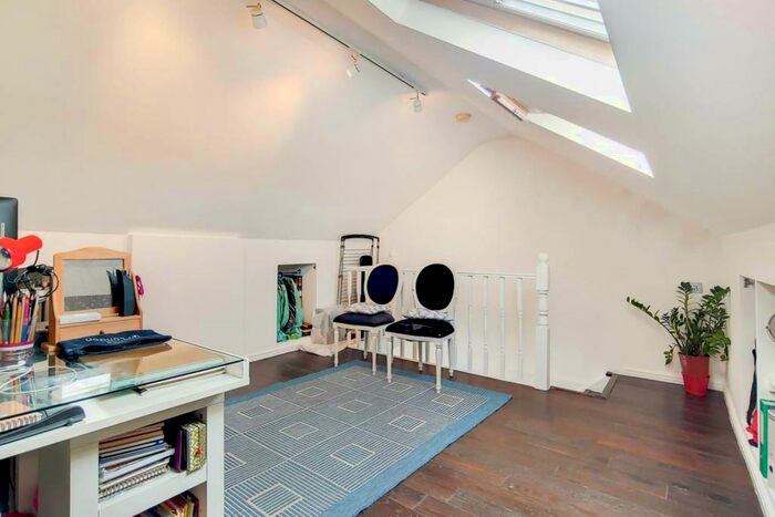 2 Bedroom Maisonette To Rent In Gillespie Road, Arsenal, London, N5