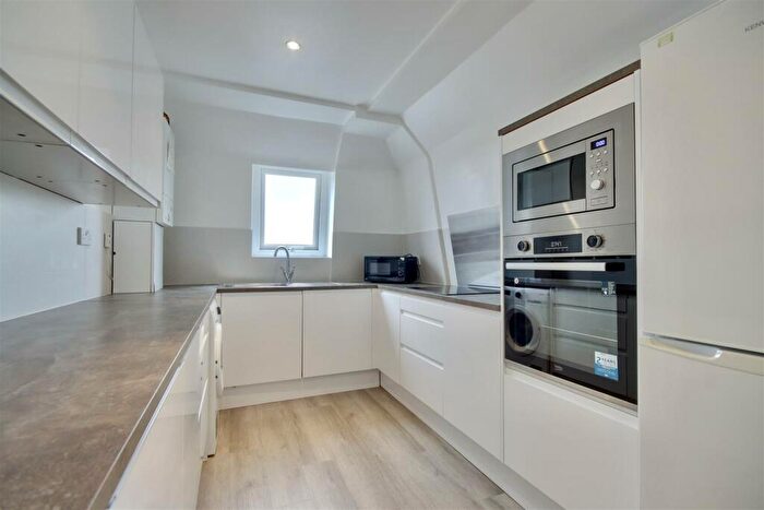 3 Bedroom Flat To Rent In Kingston Road, Portsmouth, PO2