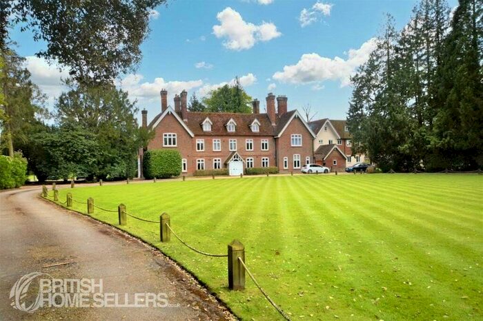 2 Bedroom Flat For Sale In Coopers Green Lane, Hatfield, Hertfordshire, AL10