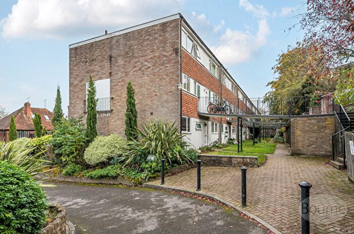 2 Bedroom Flat For Sale In Harvey Road, Guildford, Surrey, GU1