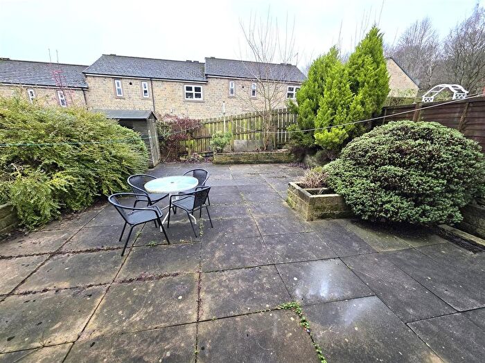 3 Bedroom Semi Detached Bungalow For Sale In Keldholme Close, Leeds, LS13