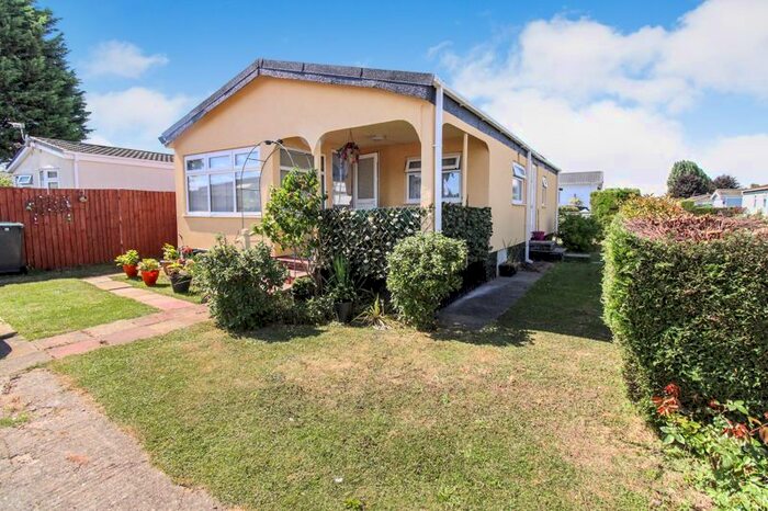 2 Bedroom Mobile/park Home For Sale In Berkeley Avenue, Briar Bank Park, Wilstead, MK45