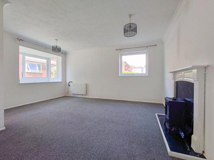 2 Bedroom Flat To Rent In Lake Drive, Peacehaven, BN10