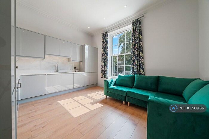 3 Bedroom Flat To Rent In Ground Floor, London, N7