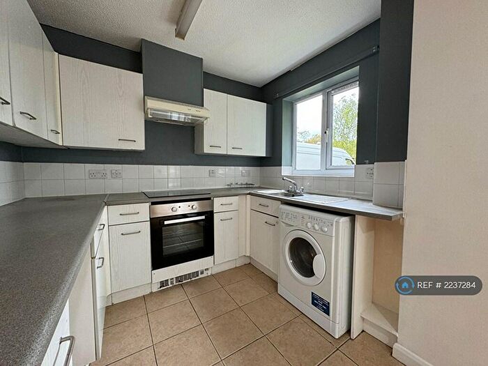 2 Bedroom Flat To Rent In Marmion Road, Nottingham, NG3