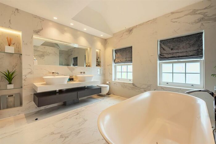 5 Bedroom Detached House For Sale In Hatching Green Close, Harpenden, AL5