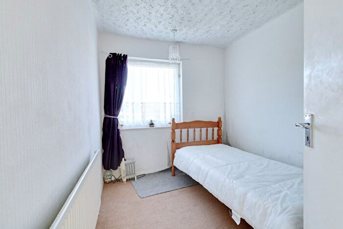 2 Bedroom Semi-Detached Bungalow For Sale In South Hall Drive, Rainham, RM13