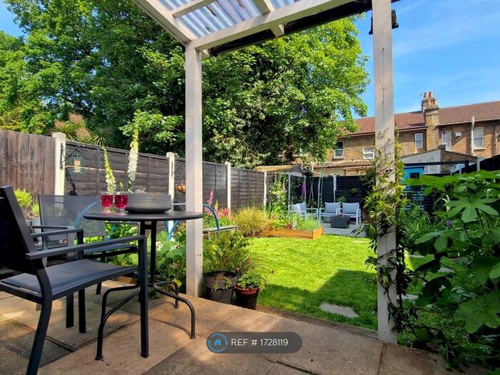 2 Bedroom Flat To Rent In De Vere Gardens, Ilford, IG1