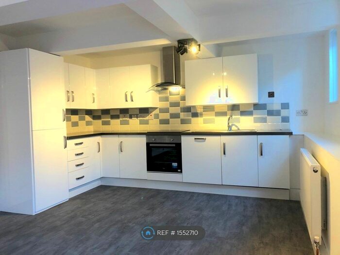 2 Bedroom Flat To Rent In High Street, Avening, GL8