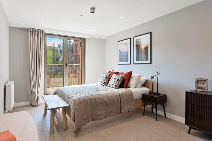 3 Bedroom Flat To Rent In Spinners Yard, Spinners Lane, LS7
