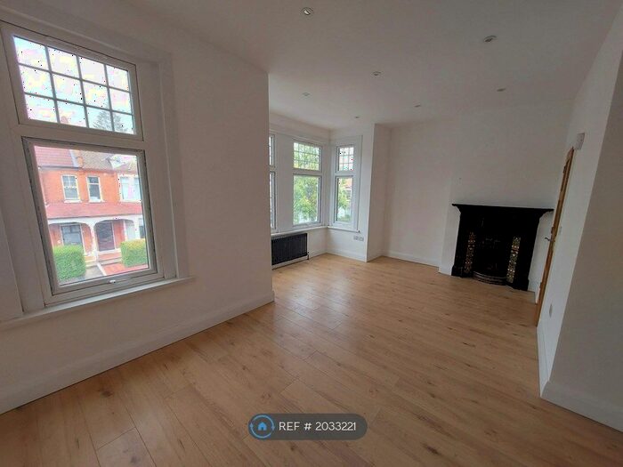 3 Bedroom Flat To Rent In Finchley, London, N3