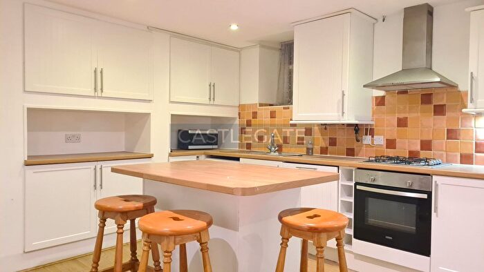 3 Bedroom Flat To Rent In Fitzwilliam Street, Huddersfield, HD1