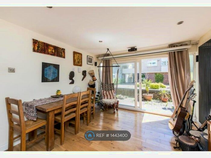 2 Bedroom Flat To Rent In Bloomsbury Close, London, W5