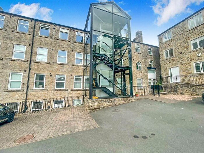 3 Bedroom Maisonette For Sale In Underbank Old Road, Holmfirth, West Yorkshire, HD9