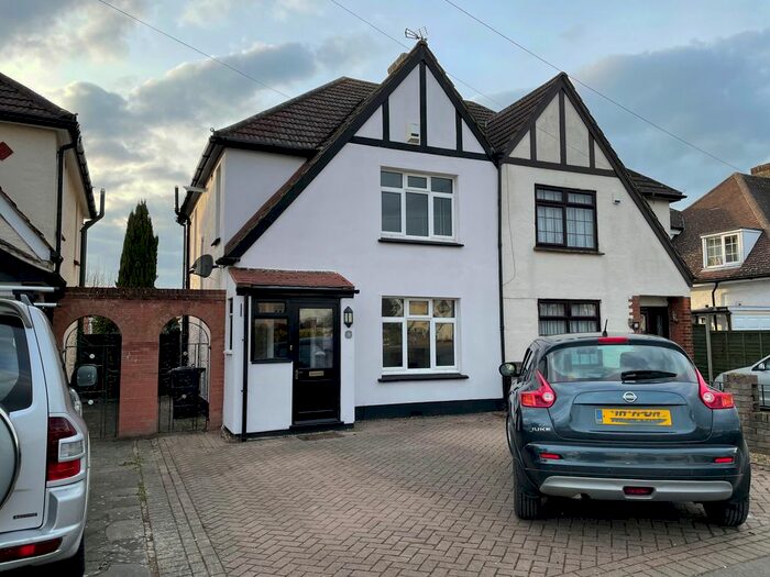 3 Bedroom Semi-Detached House To Rent In Robinson Avenue, Goffs Oak, EN7