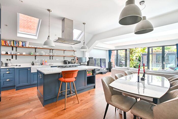 2 Bedroom Flat To Rent In Larch Road, Cricklewood, London, NW2