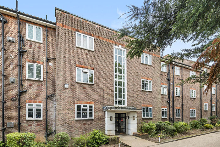 2 Bedroom Apartment To Rent In Malford Court, South Woodford, E18