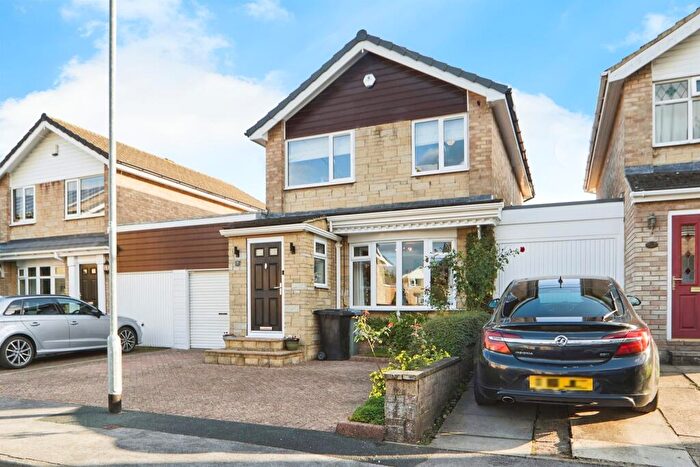3 Bedroom Link Detached House For Sale In Lawns Dene, Leeds, LS12
