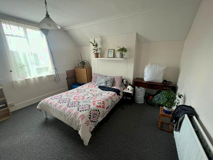 1 Bedroom Flat To Rent In Robinson Road, Tooting, London, SW17