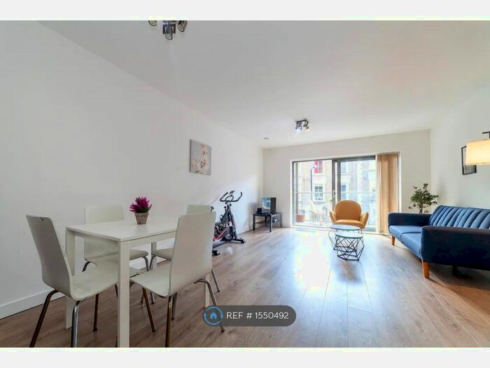 3 Bedroom Flat To Rent In Town Apartments, London, NW5