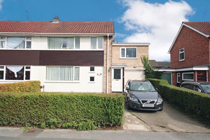 4 Bedroom Semi-Detached House To Rent In Stray Road, York, YO31