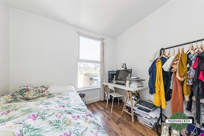 3 Bedroom Flat To Rent In Nile Close, London, N16