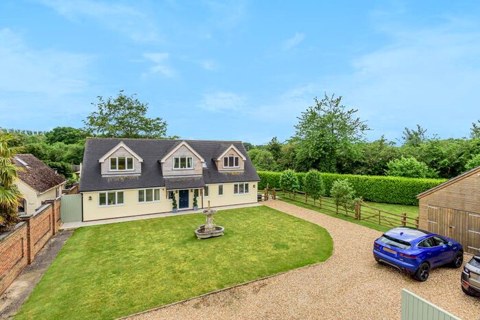 4 Bedroom Detached House For Sale In Broomhill, Berkshire, RG7
