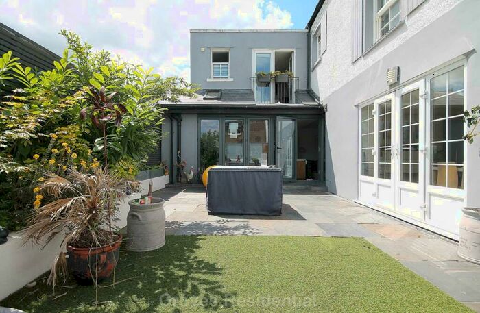 4 Bedroom Semi-Detached House To Rent In Lime Grove, New Malden, KT3