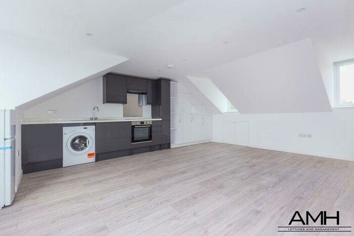 Flat To Rent In Station Road, Finchley Central, N3