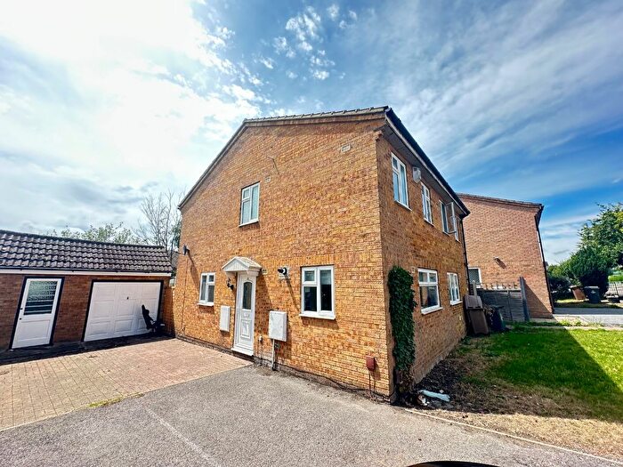 3 Bedroom Semi-Detached House To Rent In Weldon Close, Luton, Bedfordshire, LU2