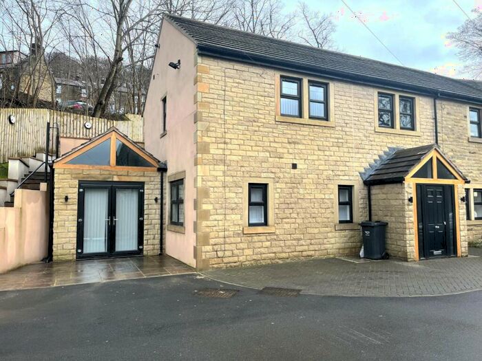 3 Bedroom House To Rent In Meadow View, Halifax, HX2