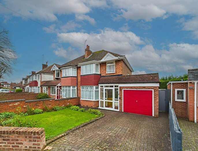 3 Bedroom Semi Detached House For Sale In Kemshead Avenue, Birmingham, B31