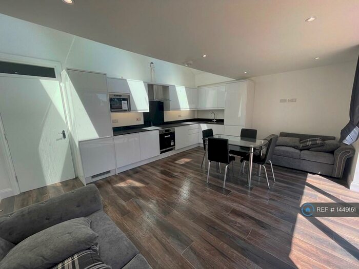 3 Bedroom Penthouse To Rent In Warham Road, Croydon, CR2